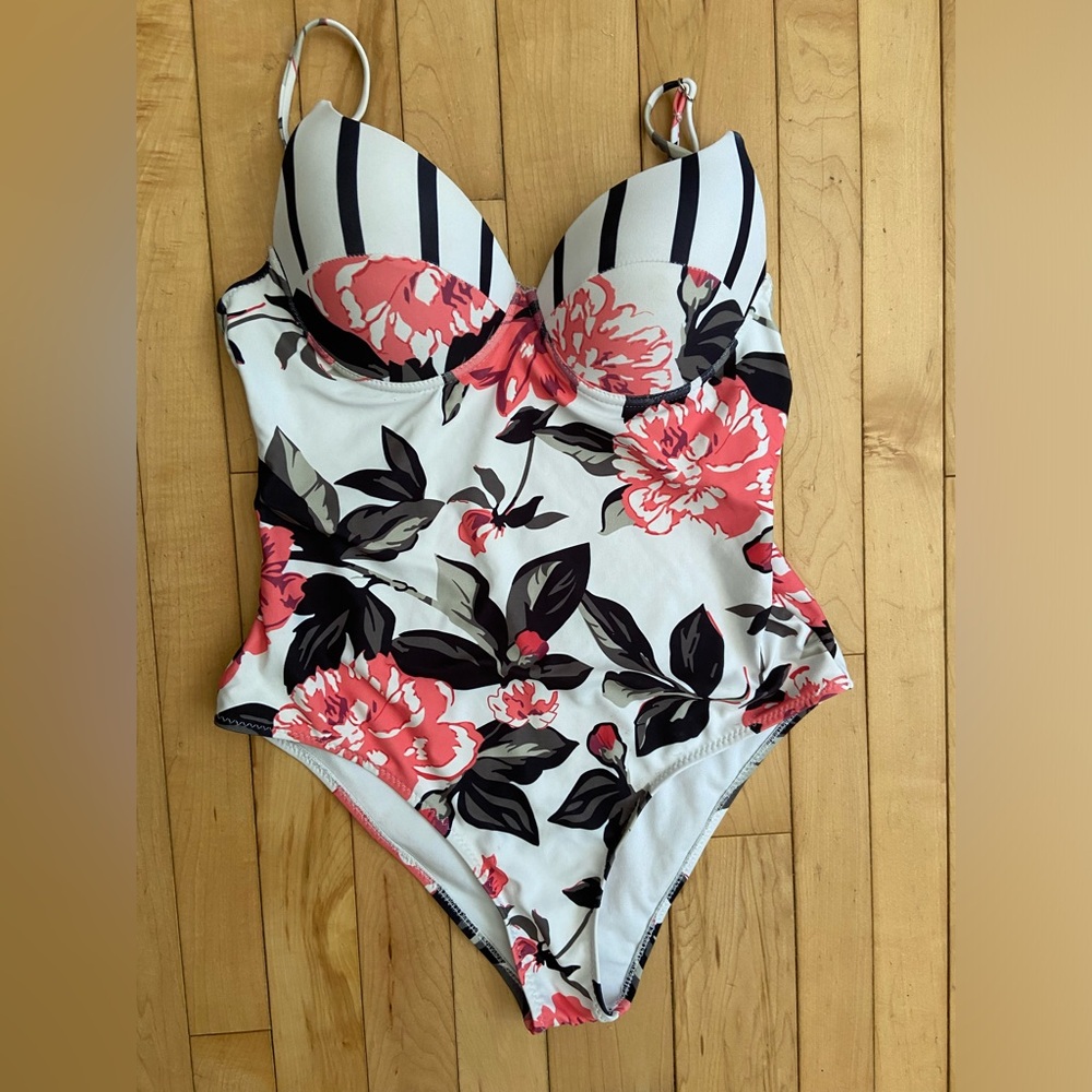 Cupshe - Corset style Floral One piece Swimsuit.